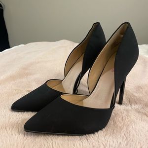 Black pumps